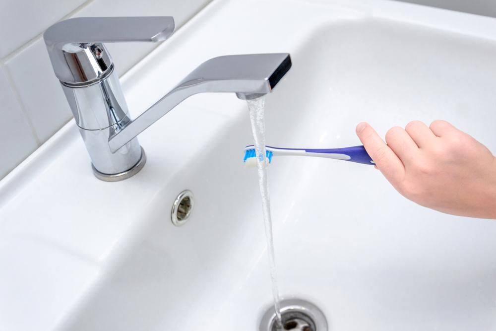 Rinsing toothbrush in water